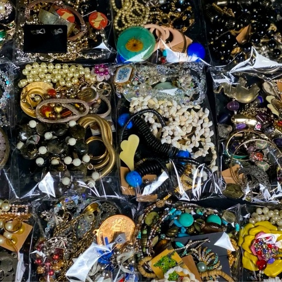 3 LB Unsearched Untested Costume Jewelry Lot – Gold, Silver, Rhinestones, Pearls - Picture 6 of 9